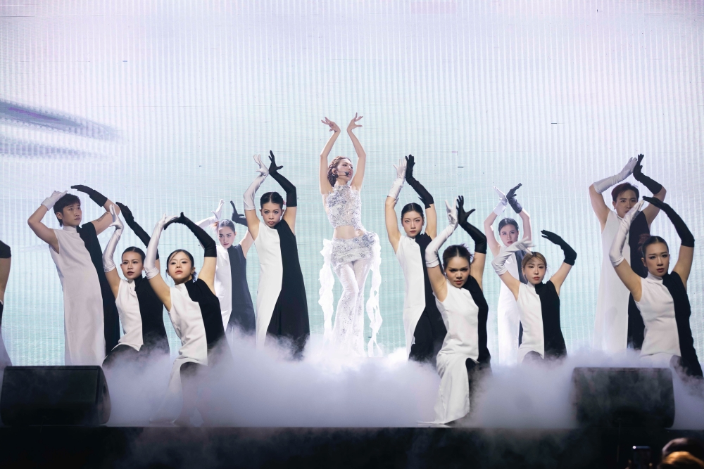 Phương Mỹ Chi dành lời khen đặc biệt cho bạn thân LAMOON trong showcase đầu tay