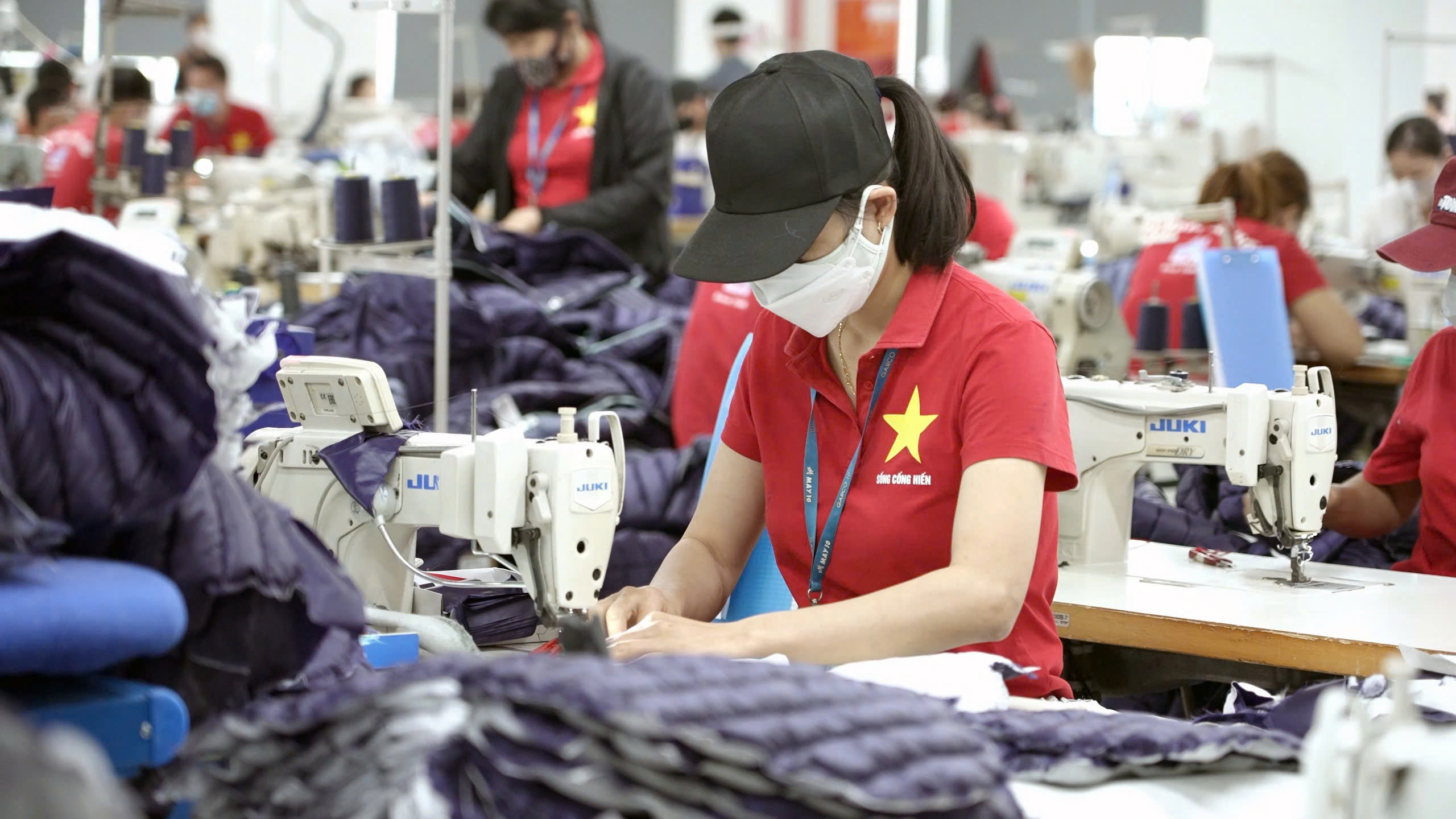 Xuất khẩu dệt may tăng trưởng nhưng áp lực từ thị trường và tiêu chuẩn xanh gia tăng