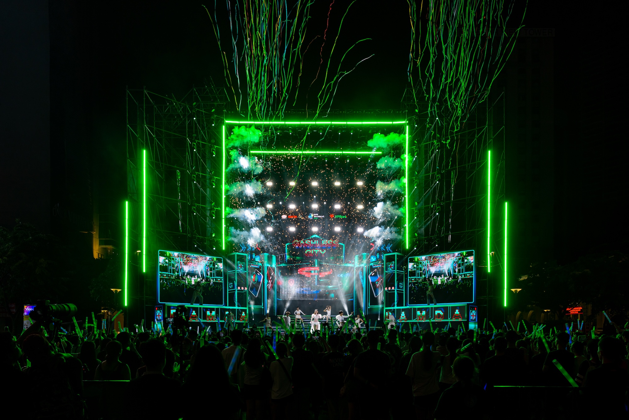 E-Concert bùng nổ tại Ngày tài chính số 2026, thu hút 20.000 khán giả cổ vũ