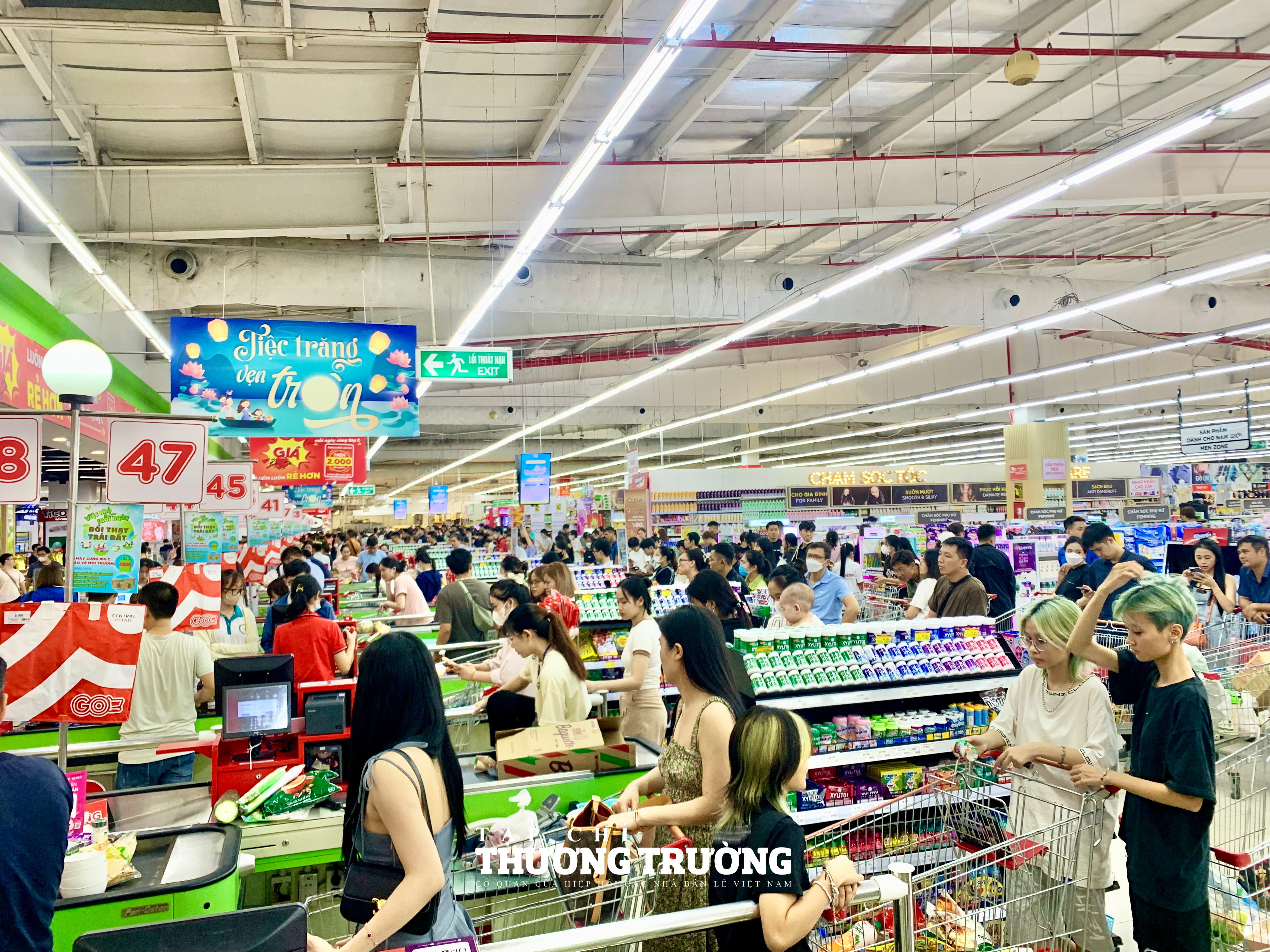 Kích cầu tiêu dùng: Từ cuộc đua giảm giá đến cạnh tranh về trải nghiệm
