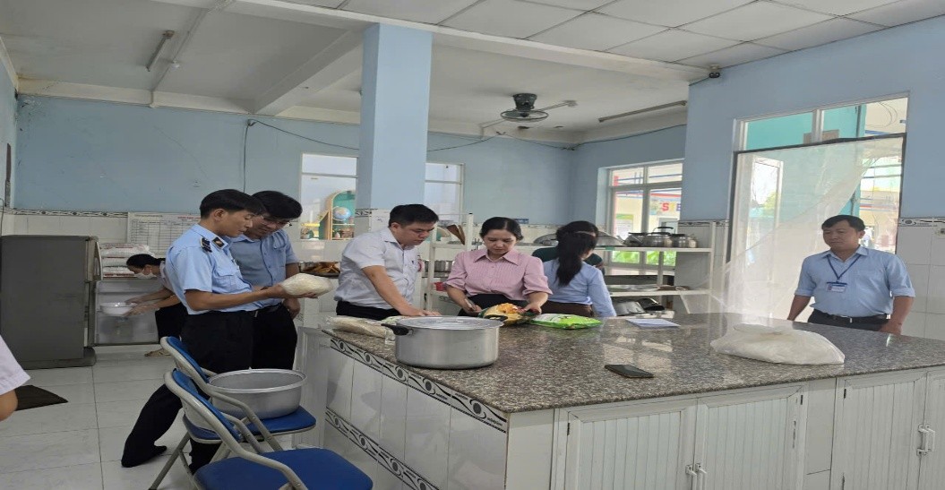 TP.HCM kiểm tra toàn diện các bếp ăn trường học trên địa bàn phường Tân Uyên