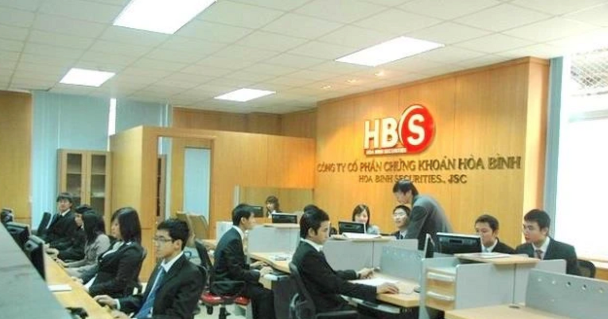 UBCKNN yêu cầu Chứng khoán Hòa Bình (HBS) không được tự ý bán cổ phiếu trên tài khoản khách hàng