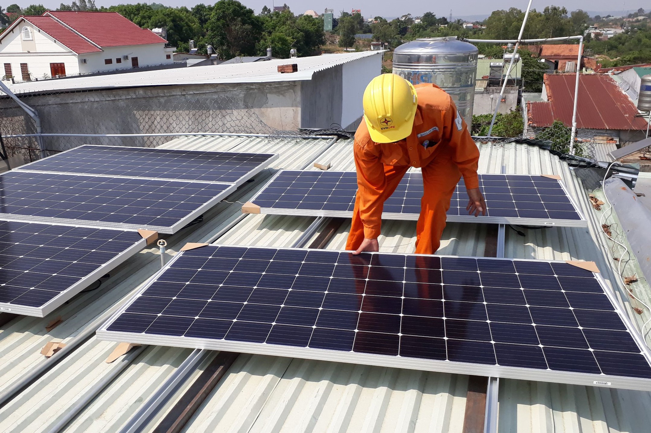 Điện mặt trời mái nhà: Người dân được bán điện dư vượt 50% trong một số trường hợp