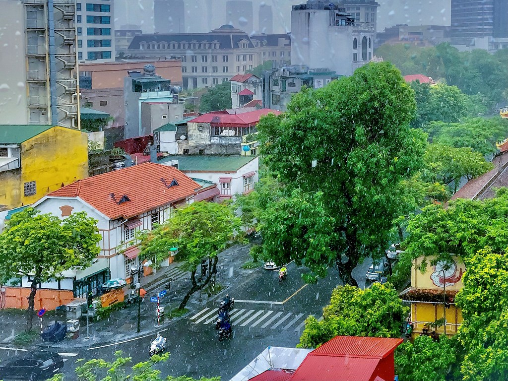 Thời tiết hôm nay 6/7: Bắc Bộ mưa dông diện rộng, Tây Bắc có nơi mưa rất to