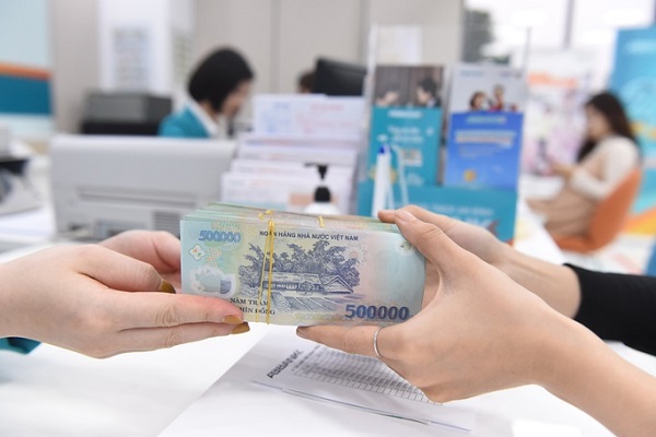 Doanh nghiệp gánh lãi suất, ngân hàng lo nợ xấu