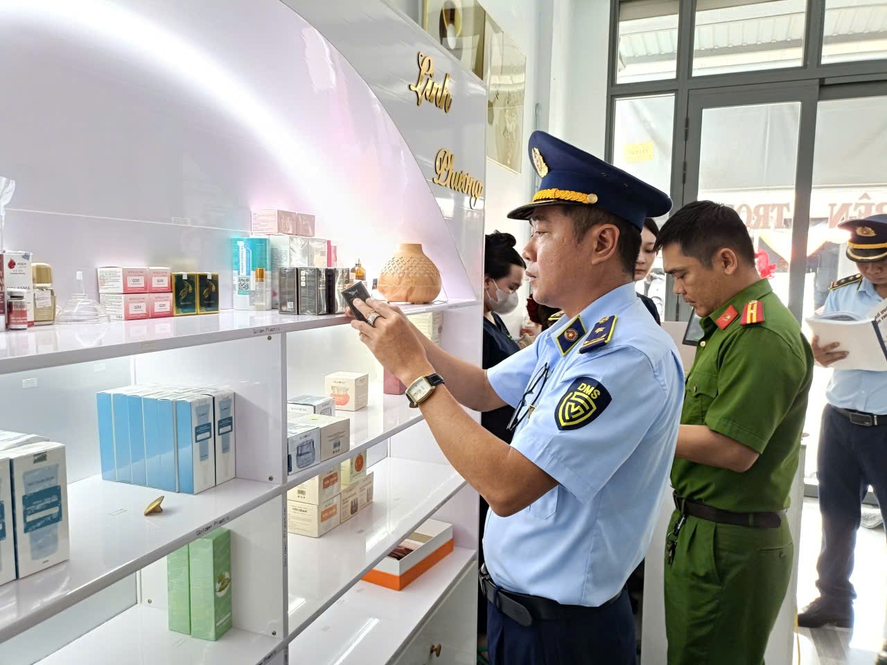 Tăng cường kiểm tra thị trường mỹ phẩm, liên tiếp phát hiện nhiều vi phạm