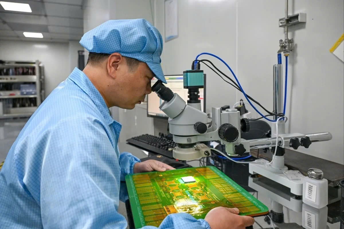 Làn sóng AI thúc đẩy xuất khẩu chip Trung Quốc tăng gần 100%