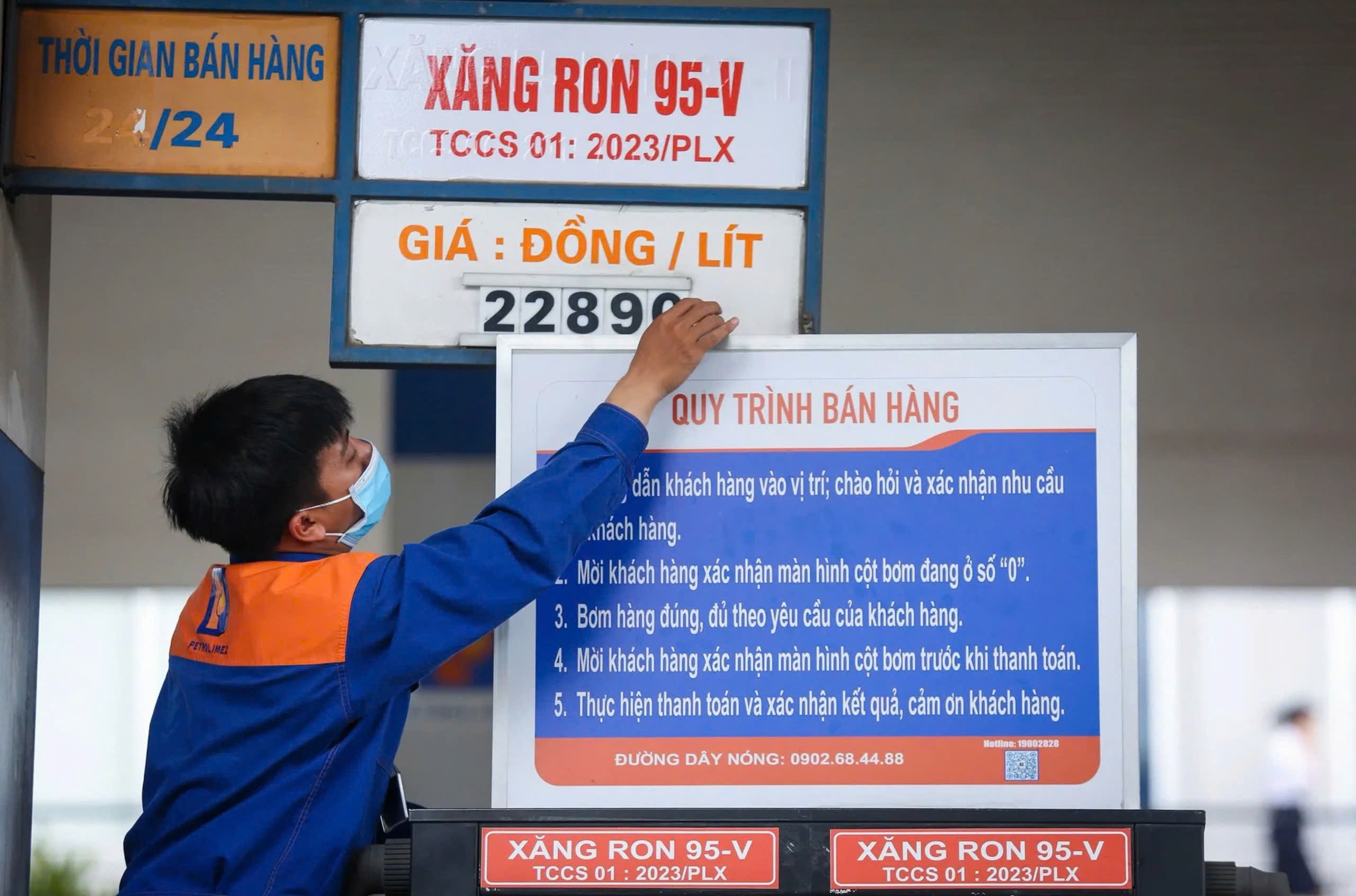 Giá xăng E10 vượt 20.500 đồng/lít sau kỳ điều hành mới