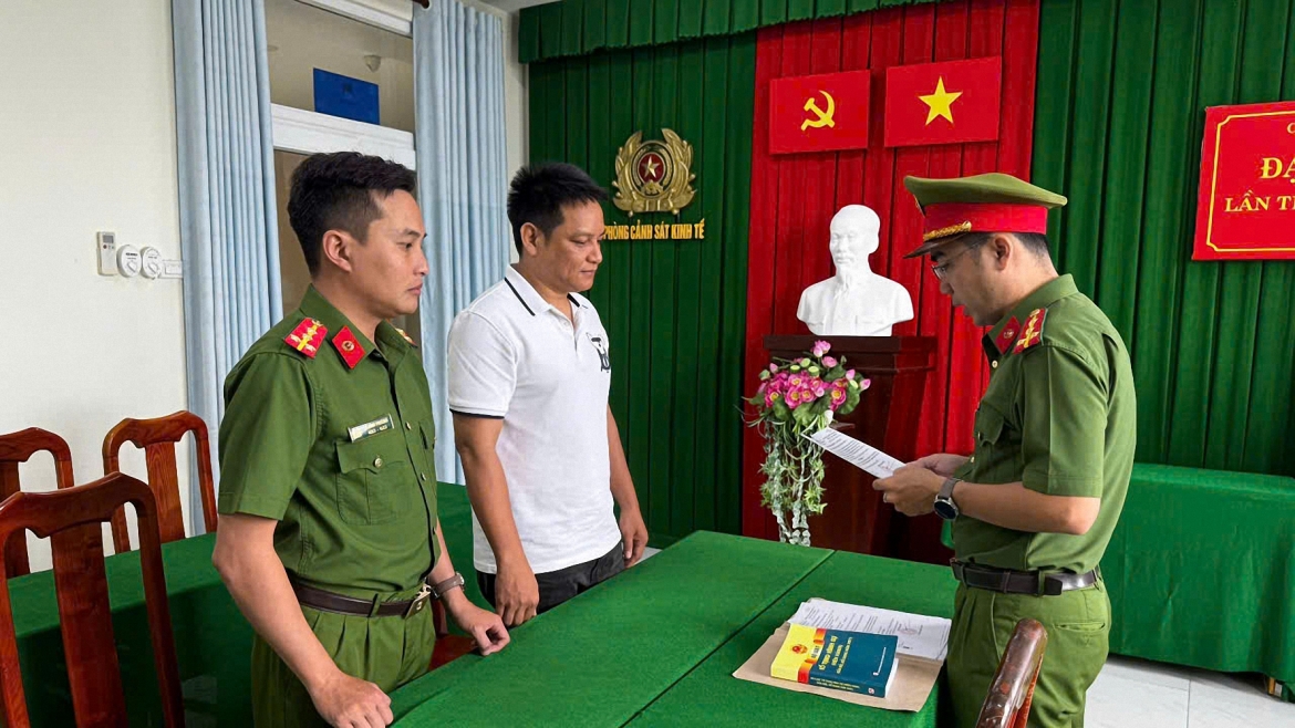 Vĩnh Long: Khởi tố chủ hộ kinh doanh bán hơn 1.500 sản phẩm giả mạo loạt thương hiệu nổi tiếng